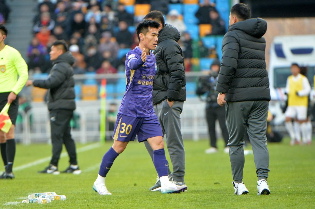 Kaiyun Sports-开云体育-津门虎0比1惜败新鹏城,球迷直言这两人表现不佳,未来急需爆发