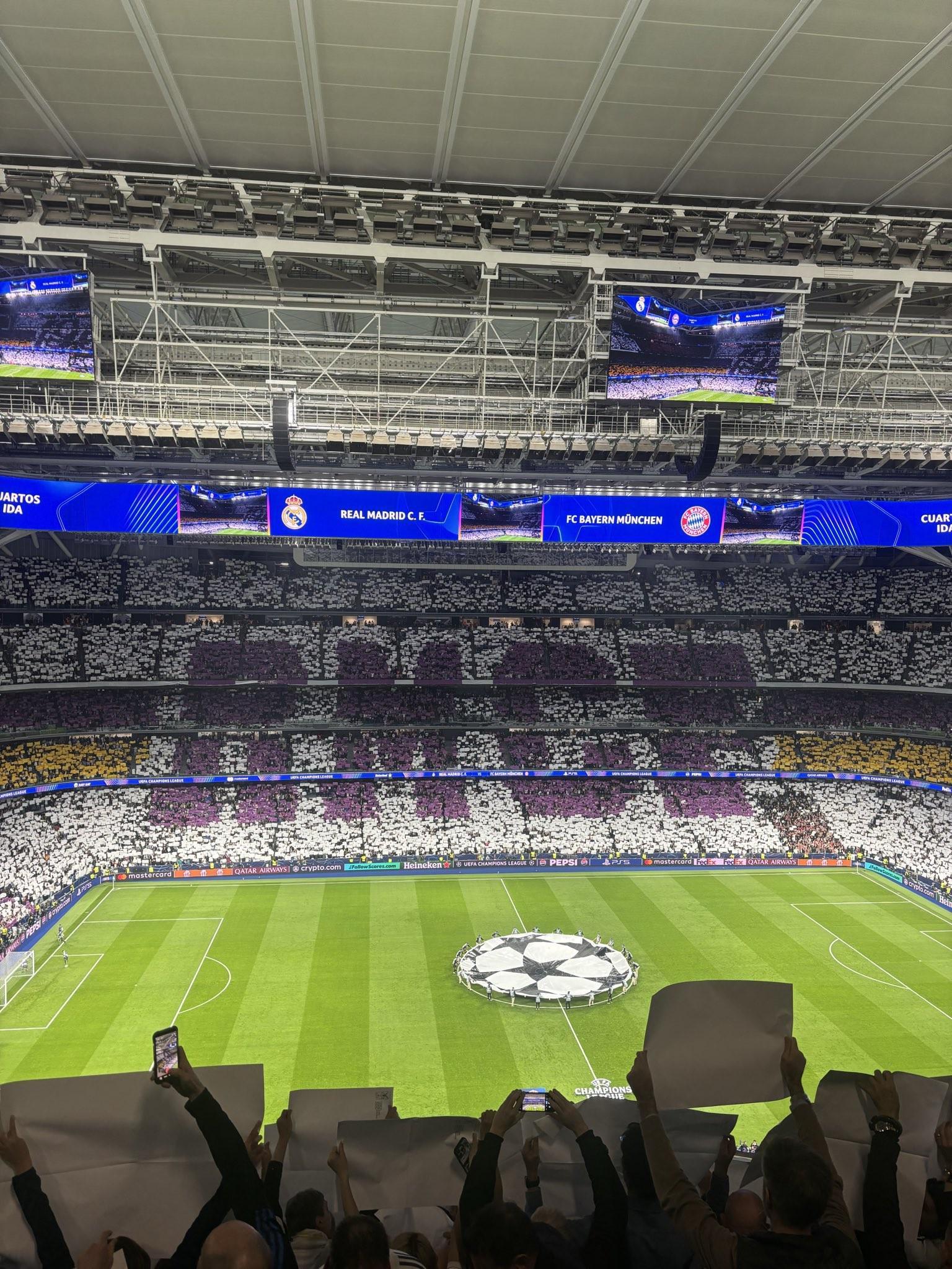 开云体育平台-欧洲德比的氛围,皇马对拜仁赛前伯纳乌展示360度拼接式Tifo
